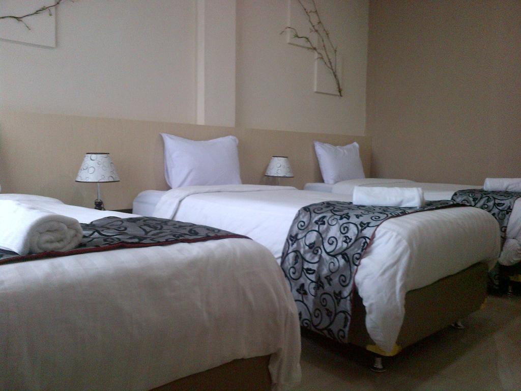 Santa Monica Hotel And Convention Ciherangsating Zimmer foto