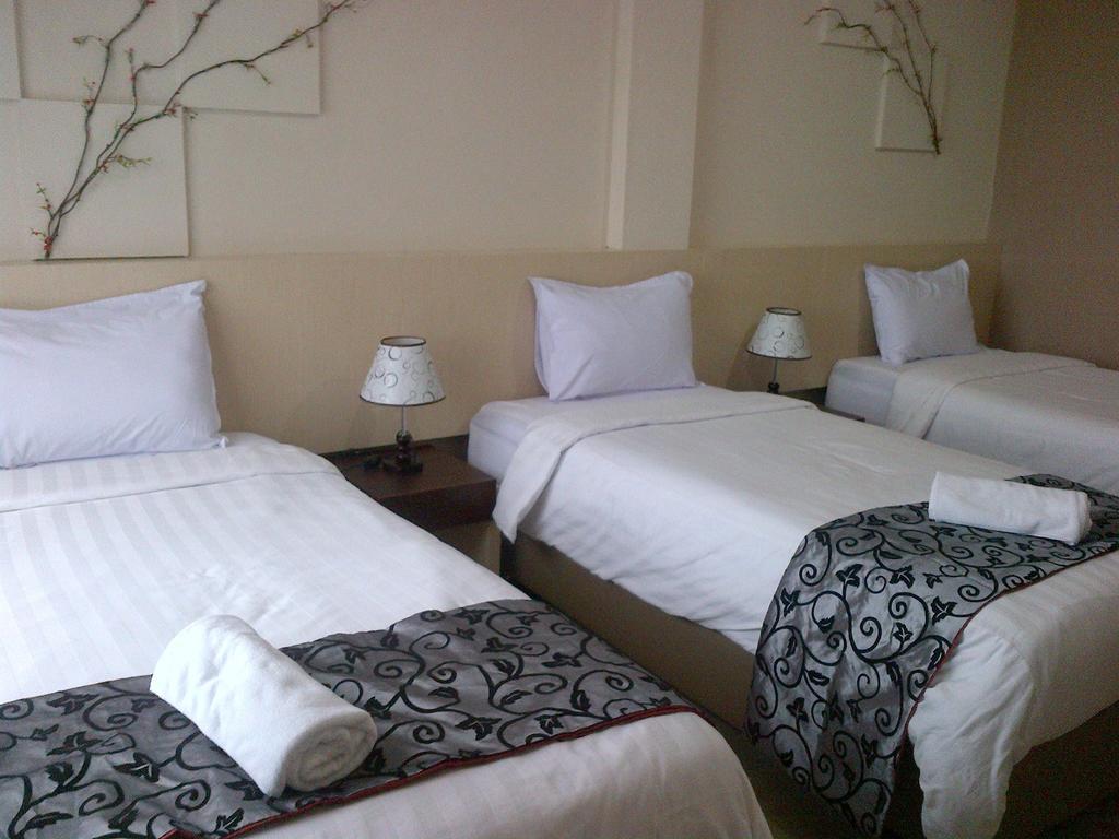 Santa Monica Hotel And Convention Ciherangsating Zimmer foto