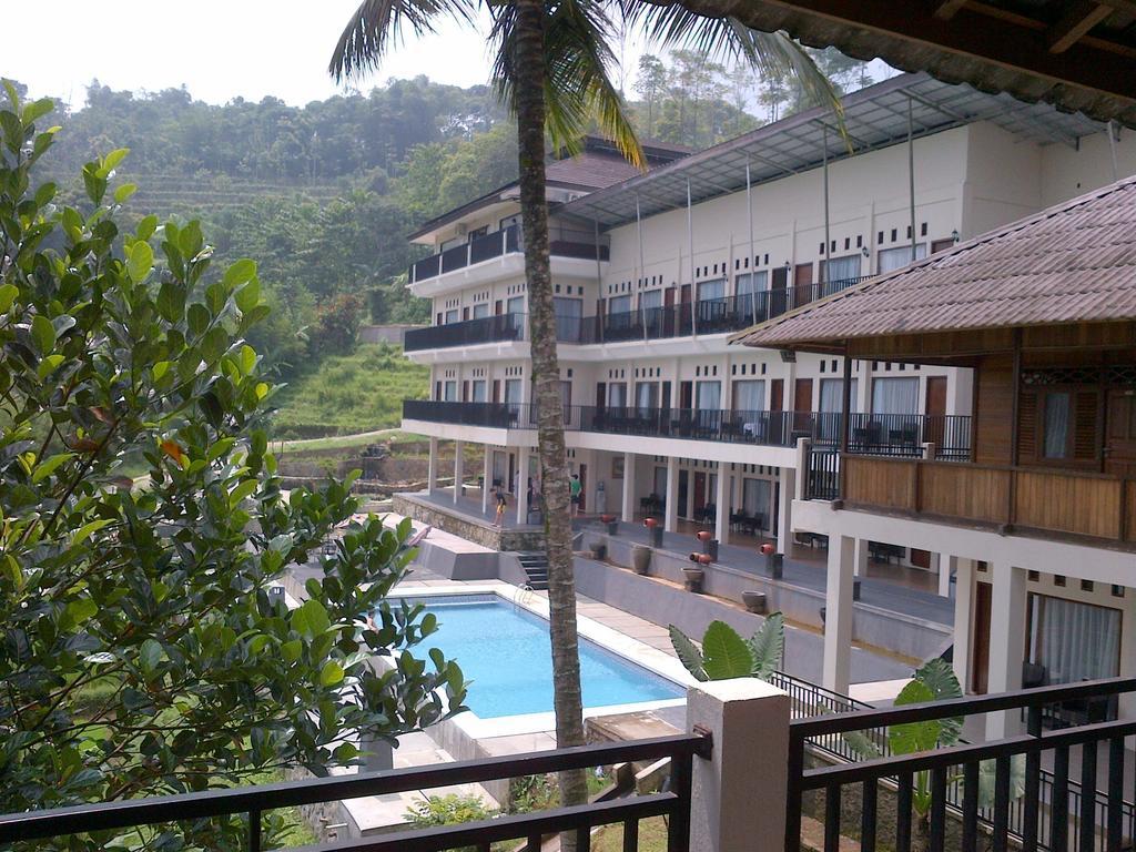 Santa Monica Hotel And Convention Ciherangsating Exterior foto