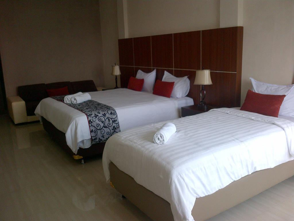 Santa Monica Hotel And Convention Ciherangsating Zimmer foto